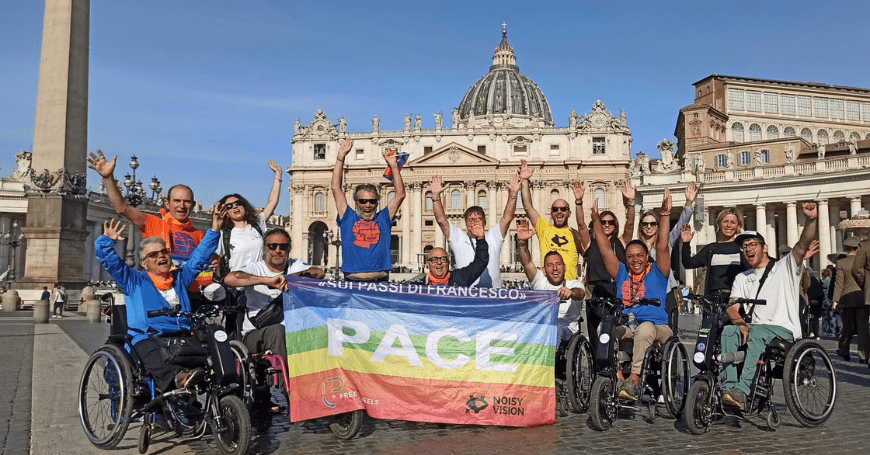 “Sui passi di Francesco, in cammino per l’accessibilità e la pace”: il nuovo viaggio di Free Wheels e NoisyVision